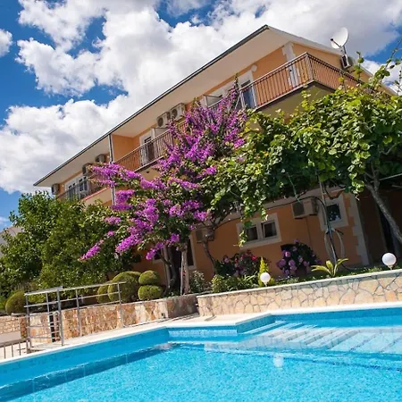 Rose - 30 M From The Apartment Seget Vranjica