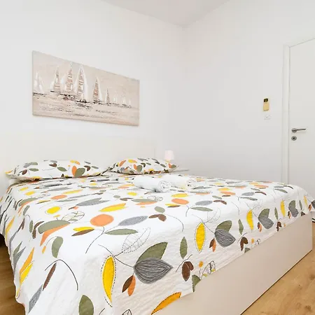 Rose - 30 M From The Apartment Seget Vranjica