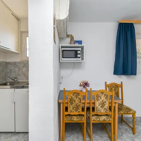 Rose - 30 M From The Apartment Seget Vranjica